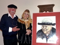 Fritz Krefeld mit Ursula Margraf und dem von ihr gemalten "Wafrö"