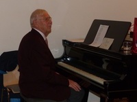Hans Wieser am Klavier spielt die gewünschten Meldodien