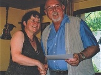 2003 gratuliert de Emil Mundhaas de Heidi Wieland zum 25-jährige Bestehe vu de Seealemanne