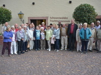 Unsere Gruppe vor em Haslacher Trachtemuseum im wunderbar renovierte Kapuzinerkloster
